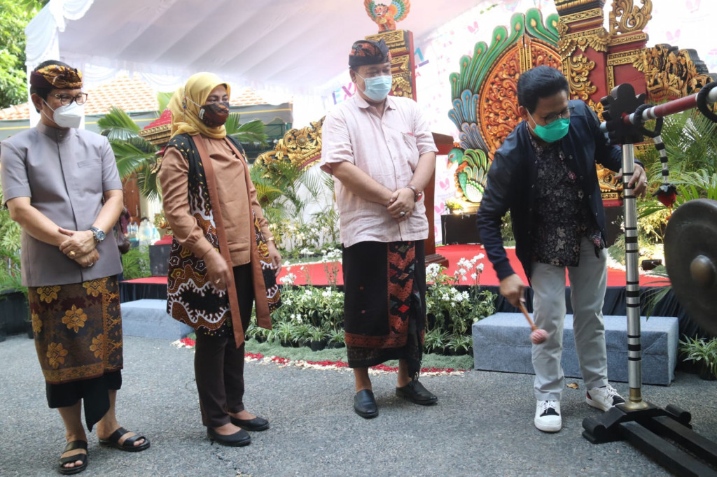 Sekda Adi Arnawa Dampingi Mendes PDTT Buka Pelatihan BUMDes di Seminyak